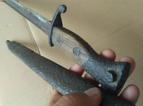 还是那么老--锈迹斑斑的带鞘枪刺