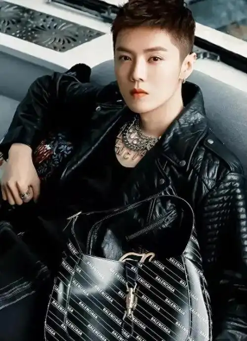 鹿晗惊艳亮相gucci大秀!突破自我换造型,剪寸头展示时尚态度!