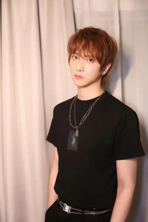 今日,演员于斌一组夏日写真大片曝光.