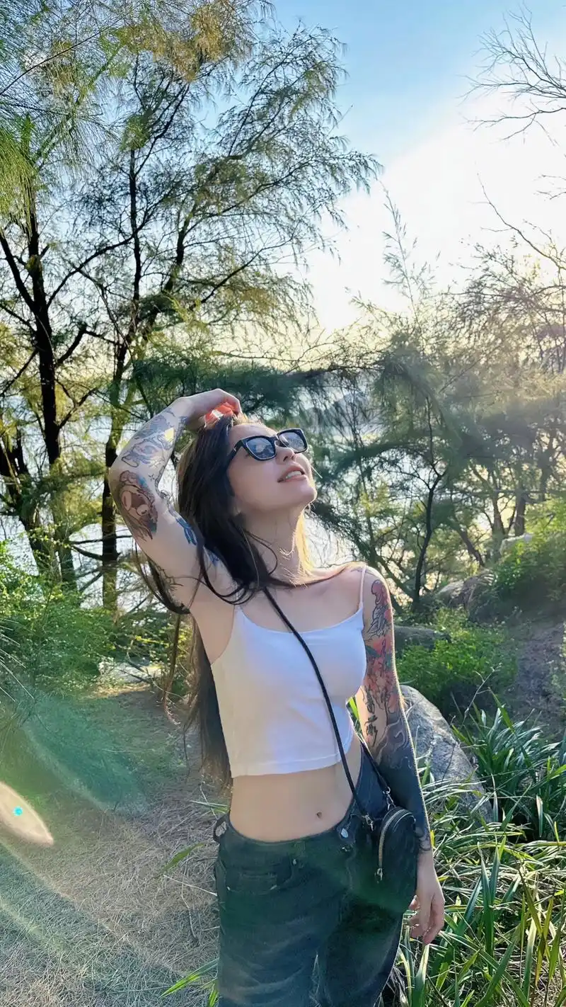 阳光是最好的滤镜#女纹身师 #tattoo #花臂 #个性纹 - 抖音