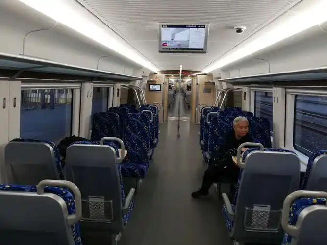 我们老两口儿,坐了半节车厢,哈哈