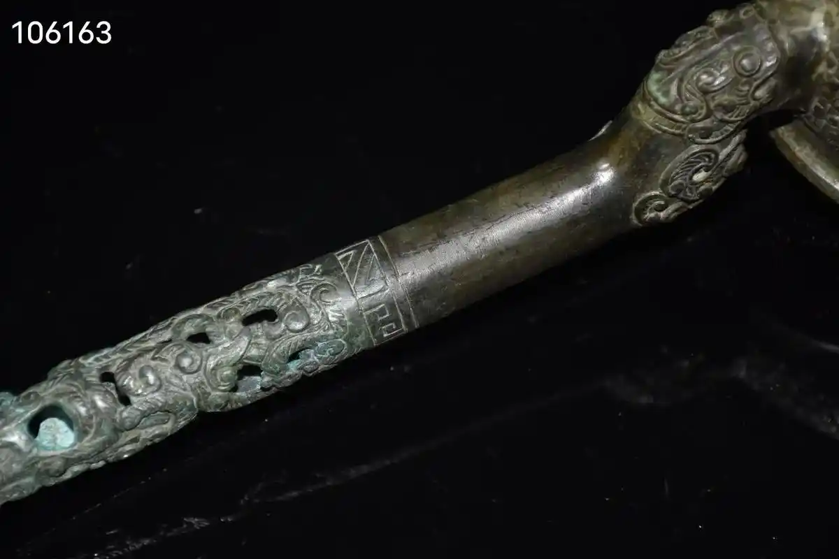 青铜色雕刻镂空古龙勺子摆件做工精细品相如图尺寸长35厘米宽11厘米厚