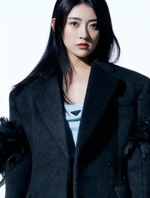 梁洁黑色礼服写真:黑色高雅严肃,可增加职业女性的自信感