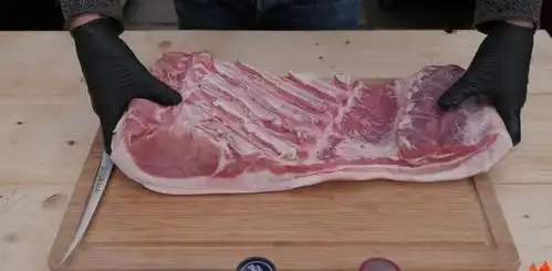 老外买来15斤猪肉这样做成花式烤肉切开后被馋得口水直流