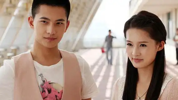 最早也是唯一被杨洋承认的女友,是曾同在《红楼梦》剧中中的李沁,也就