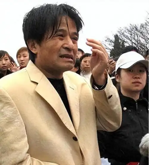 64岁毕福剑现状凄惨,陋居农村,吃力摇三轮,祸从口出付出代价|口误|电