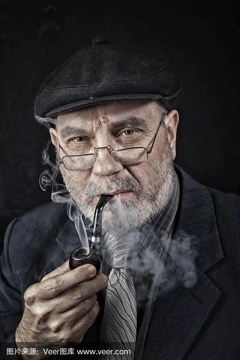 拿着烟斗的人
