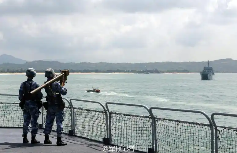 高清:南海舰队出动十多艘军舰及战机举行登陆演习