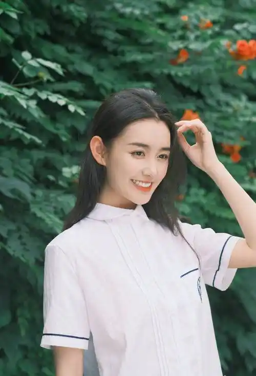 蒋依依学生装长发飘飘青春活力写真_笑容_照片_短裤
