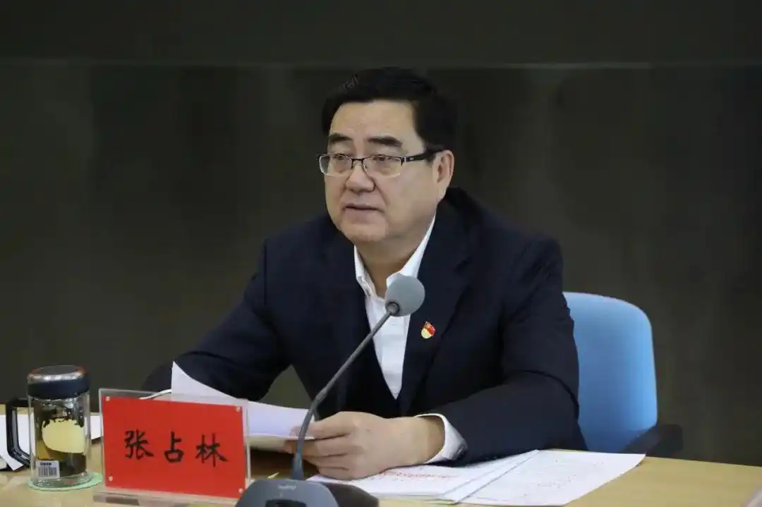 市委常委,东胜区委书记张占林主持会议并讲话.