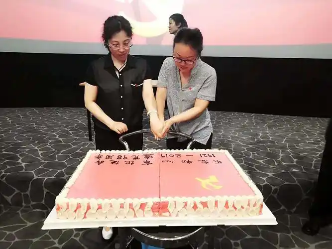 党的生日,街道和社区领导们为大家分发"不忘初心 牢记使命"主题蛋糕