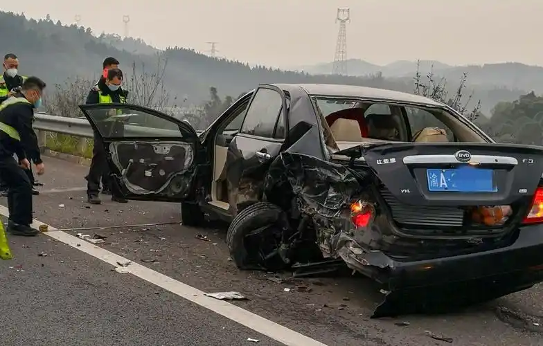 医疗救护等部门立即赶赴现场进行救援处置,分流车辆,疏导交通