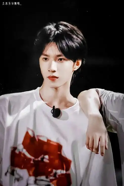 韩网评论刘耀文手机屏保##刘耀文碧欧泉品牌身体护理代言人