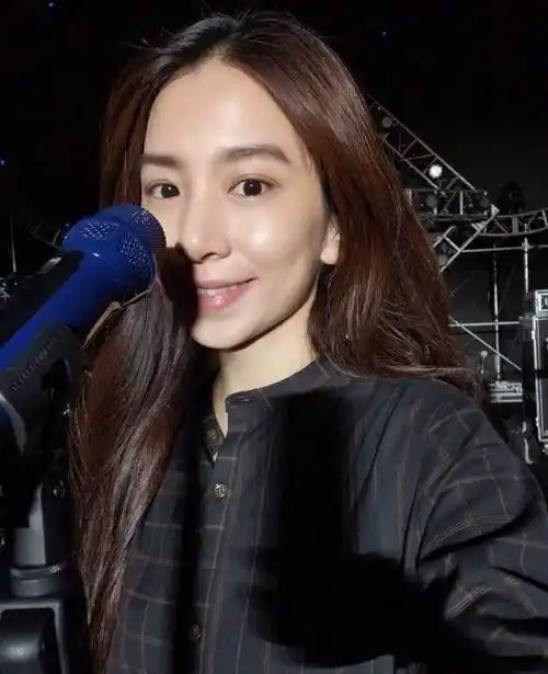 田馥甄邀好友爬山,穿搭造型略显霸气,与日常穿搭很大区别呢_吴青峰