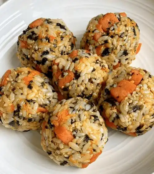 【育才娃娃推荐菜】海苔肉松饭团(附5月22日--- 5月26日食谱)_蔬菜