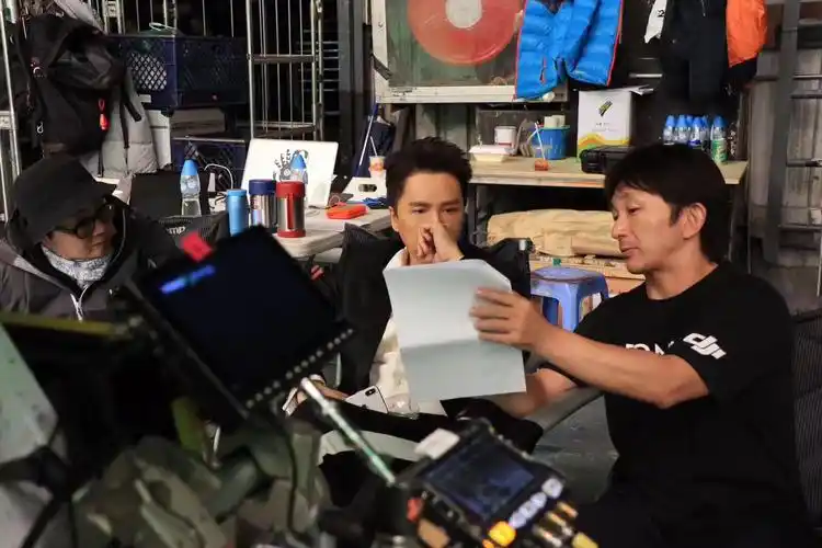 昨日,甄子丹在社交网络上再次晒出新戏《肥龙过江》的剧组工作照,并附