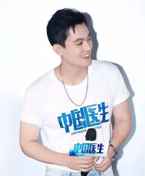 一开始很多人都觉得换个发型就好了,欧豪肯定还是当初那个帅气的样子