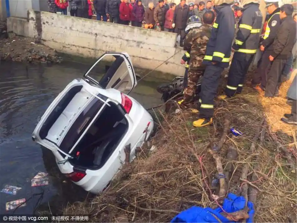 "16日早上8:30左右,一辆白色轿车在丹阳皇塘蒋墅后滕庄由于车速过快