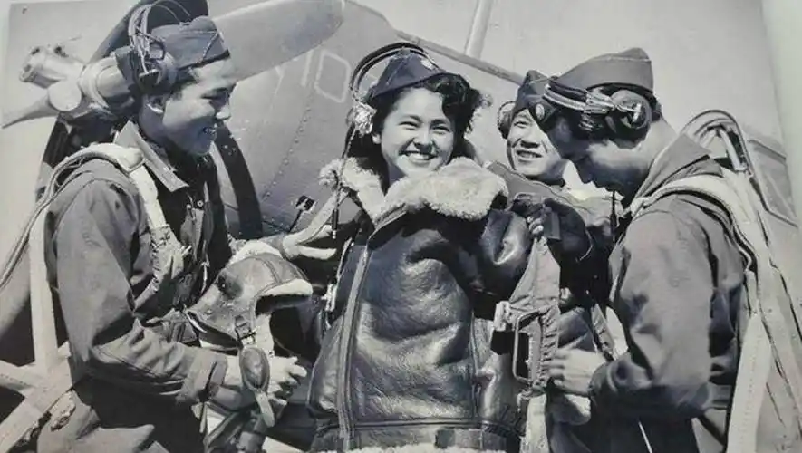 原创老照片日裔美军搂法国女郎超模给美军抬轿电椅上的美国女犯