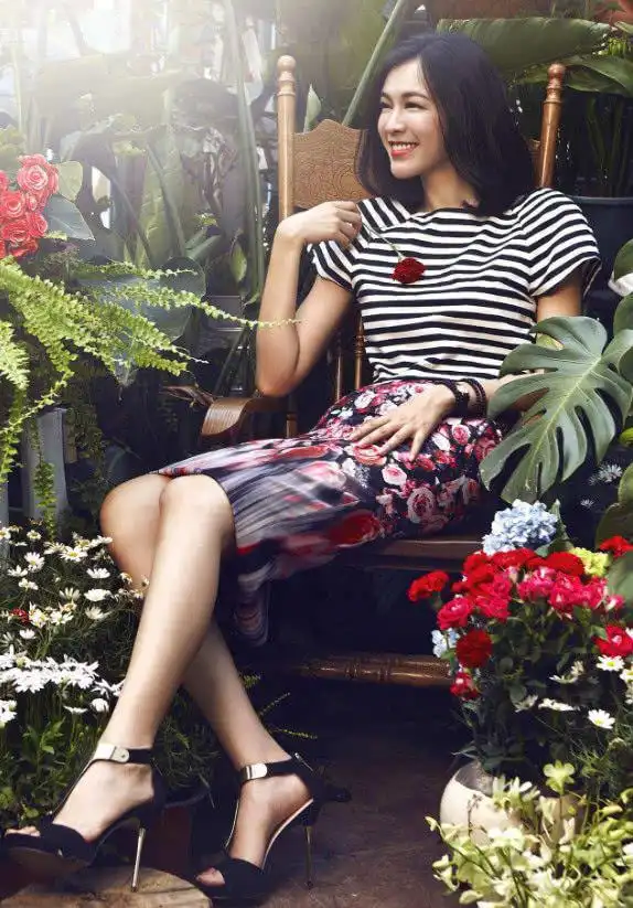 李艾出席活动身穿玫瑰花裙画面太美网友摄像大哥真会拍