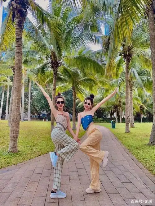 两个人可以做个 相同的姿势,但方向相反,拍出来的画面炒鸡和谐,不信你