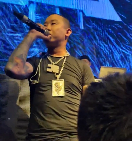 gai周延现身三亚某酒吧,满臂文身大链子闪闪发光:肚子认真的吗