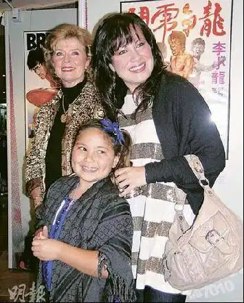 李小龙遗孀linda(左)与女儿李香凝及外孙女专程来港出席展览.