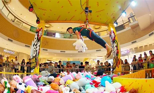 "真人版抓娃娃机"嗨爆宏帆!