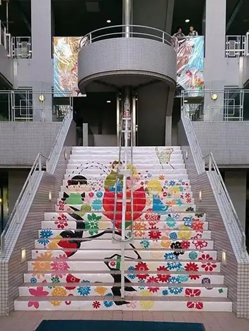 画师们的阶梯动漫涂鸦,只要有彩色笔,哪里都能成为舞台