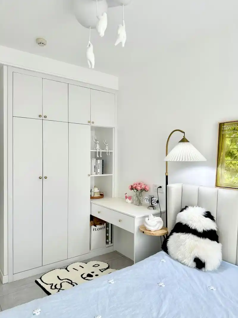 99我家装修预算不高,所以整体硬装比较简单,卧室通刷白色乳胶漆,做