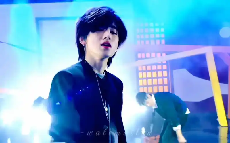 宋亚轩舞台转场 这个舞台真的很帅啊