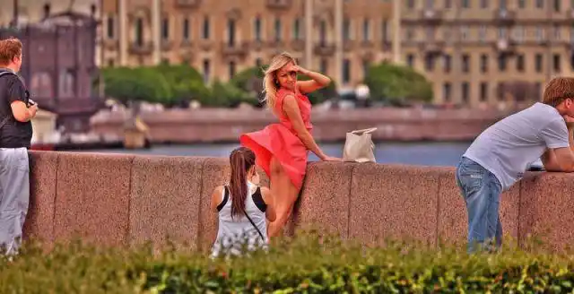 宅男福利 女孩裙子被吹起的尴尬瞬间