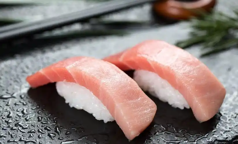 "toro"指的是金枪鱼身上脂肪丰厚的肉,后来也泛指其他鱼类,肉类中脂肪