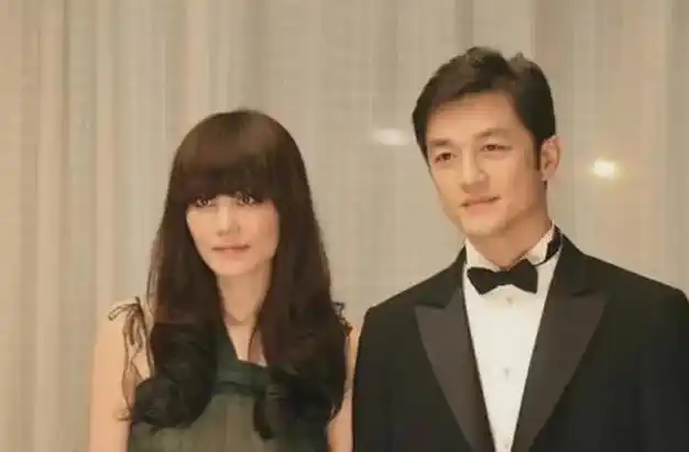 居然也沦落到如此田地, 想当初他可是周迅的绯闻男友 ,王菲的老公