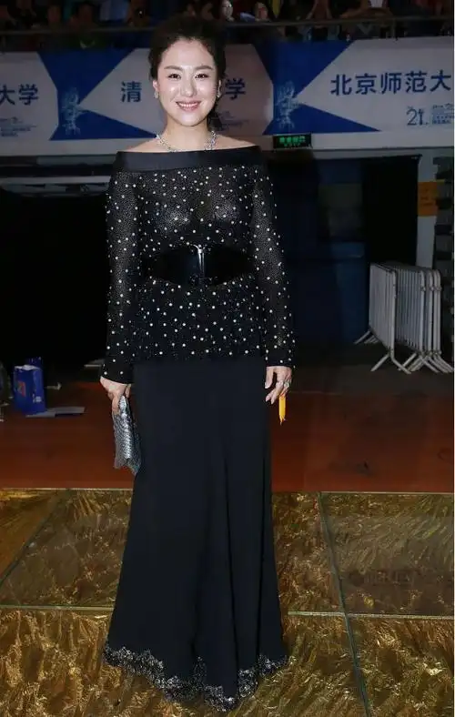 沈傲君老了更耐看穿彩色亮片裙时髦又减龄年过40岁风韵犹存