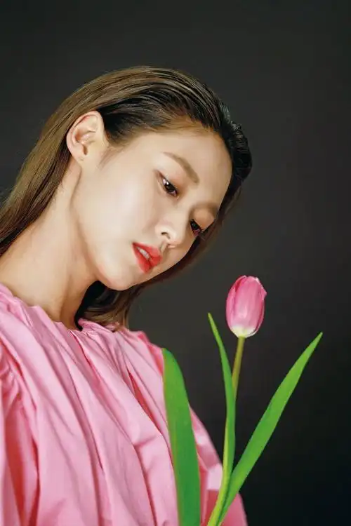 金雪炫气质果然优秀身穿泡泡袖白色褶皱长裙针织小吊带加分