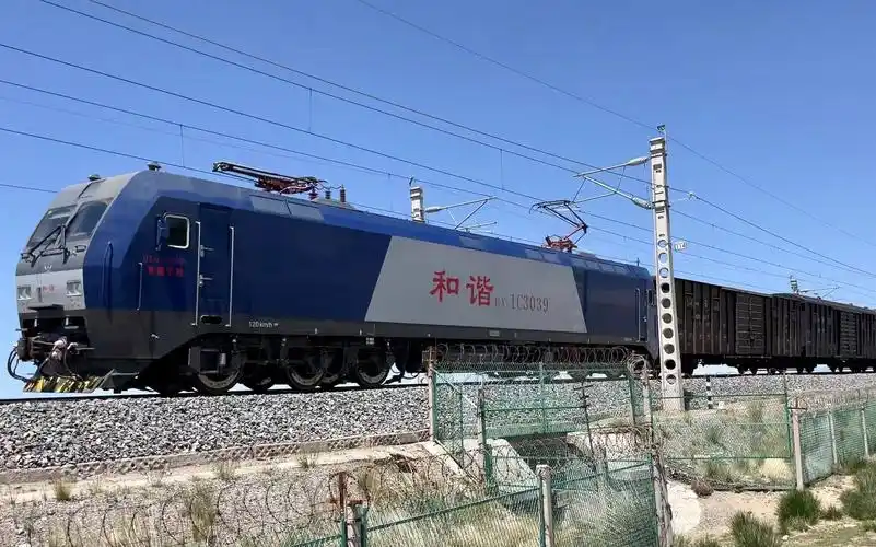 【hxd1c型电力机车】在青海湖边拍火车_2