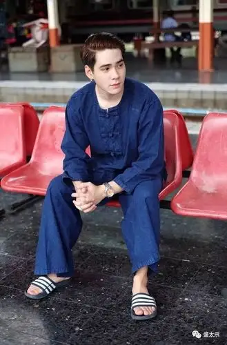 我们穿上泼水节酷靓傣装,在曼掌等你:傣族帅哥与传统男装