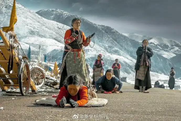 磕长头是藏传佛教信仰者至诚的礼佛方式之一,磕头朝圣的人在其五体投