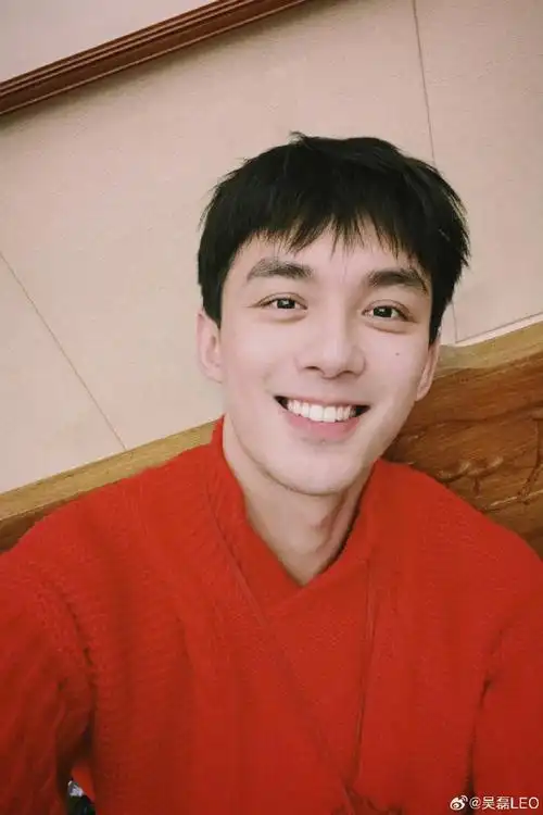 吴磊晒红毛衣自拍#磊磊红毛衣自拍 对我眼睛很好