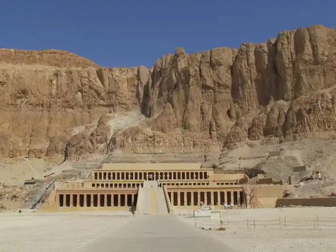 女王庙也叫哈特谢普苏特神庙,埃及人称这位女法老是埃及的武则天.