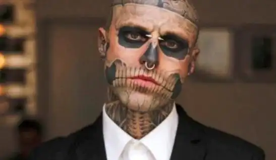 从纹了半脸的成都僵尸男到文满全脸14岁男孩,纹面等不等于毁一生|纹身