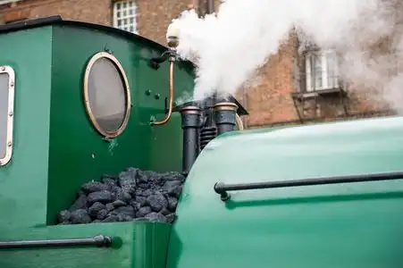 吹蒸汽火车汽笛的特写照片