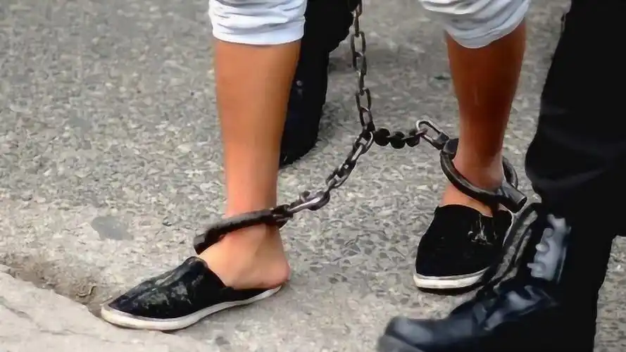 中国被判刑的犯人佩带的脚镣到底有多重过来人说出了真相