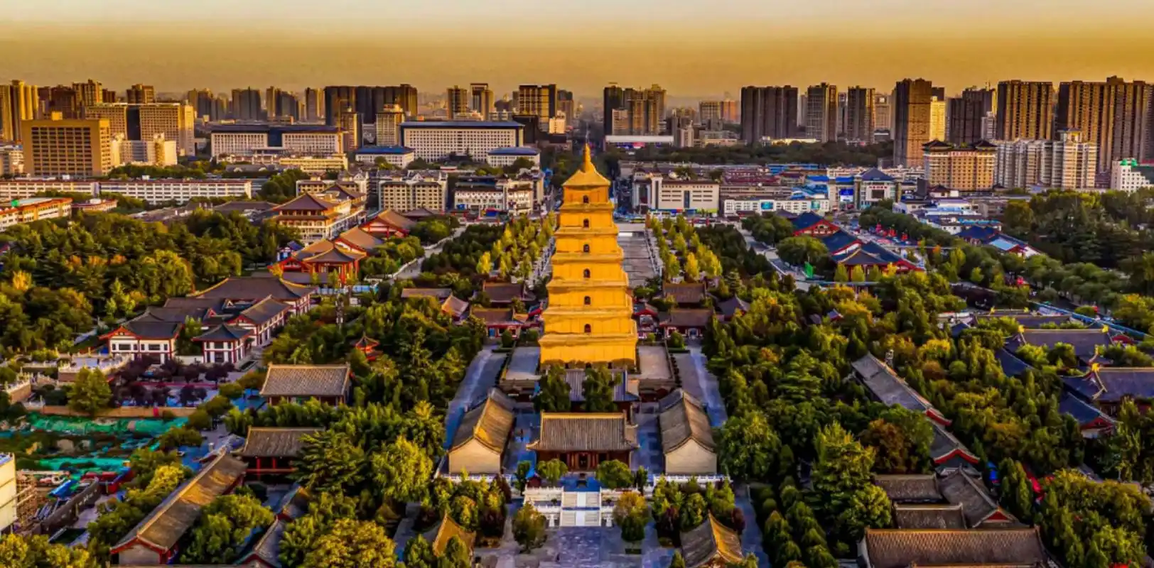 五一还没到,有个城市又爆了还是西安,所以网友就说西安这个年啊,从