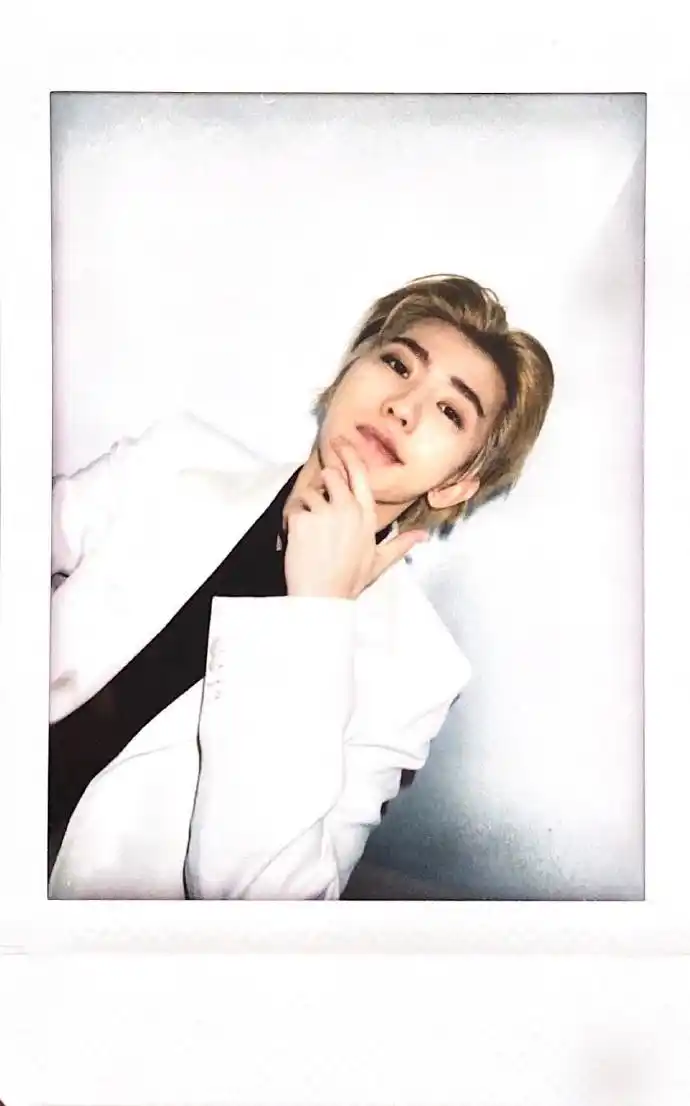 蔡徐坤再一次更换自己的发色,黄发少年登场,这个妆画的太重了!