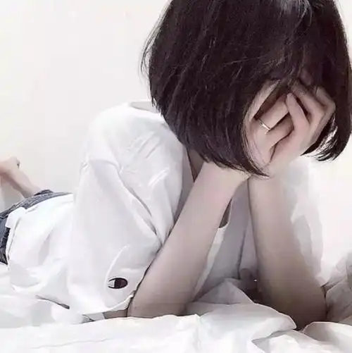 女生头像冷色系短发sober