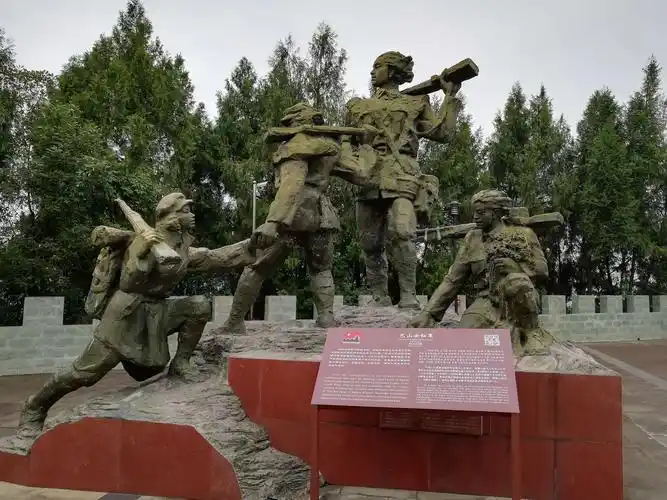 《巴山女红军》主题雕塑