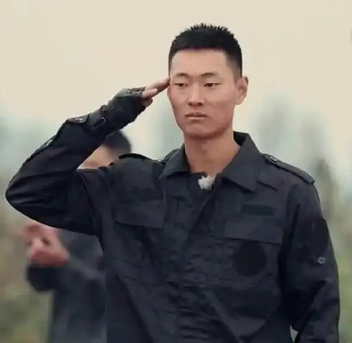 冷酷的表情,凌厉的小眼神这样的刘队你们怕不怕#真正男子汉刘金沂