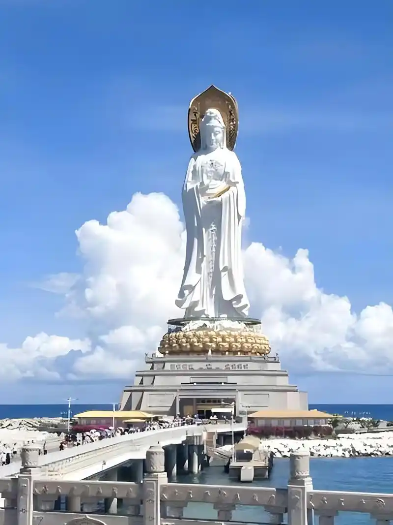 海南三亚的南山寺内,屹立着一尊气壮山河的南海观音像.